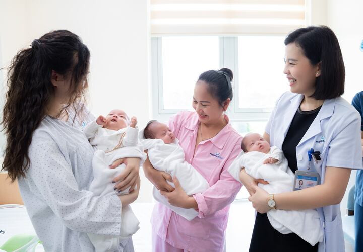 Bác sĩ Sim thăm trẻ trước khi xuất viện.
