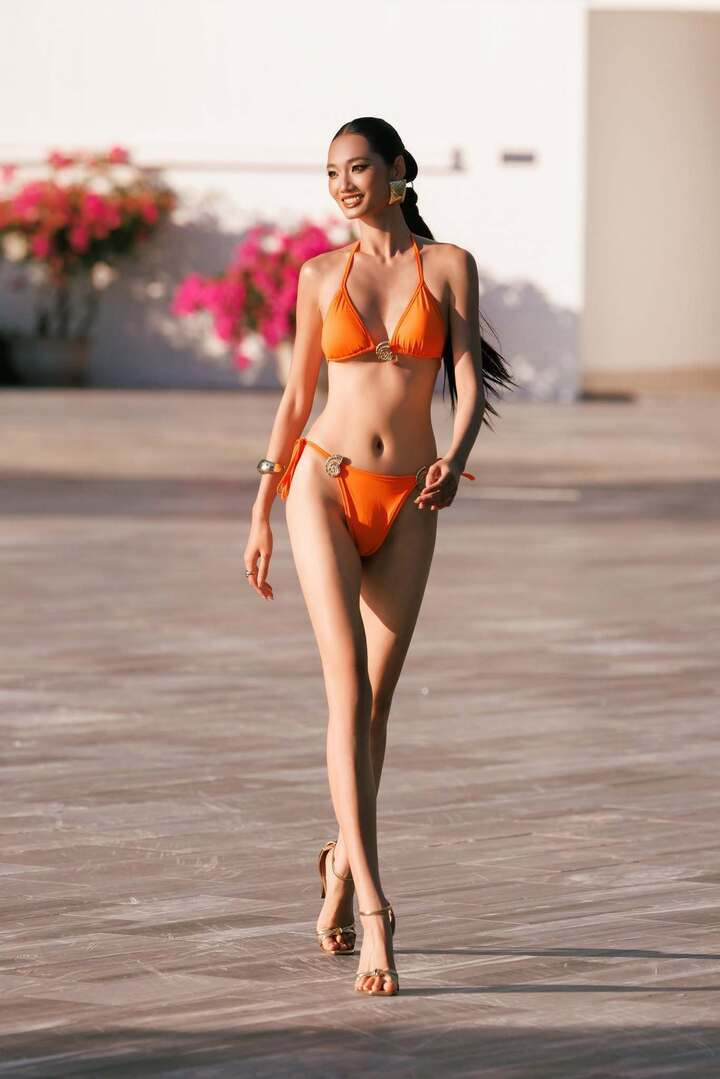 Từng giành ngôi Á hậu 1 Miss Universe 2024, Nguyễn Quỳnh Anh trở lại với cuộc thi năm nay với mục tiêu giành chiến thắng. Người đẹp cao 1m75, số đo ba vòng lần lượt là 82-63-90 cm. Cô từng là Á quân The Face Vietnam 2018, quán quân Siêu mẫu châu Á 2021. Được đánh giá là đang ở độ chín về nhan sắc lẫn kinh nghiệm, Quỳnh Anh cũng là cái tên sáng giá cho danh hiệu cao nhất.