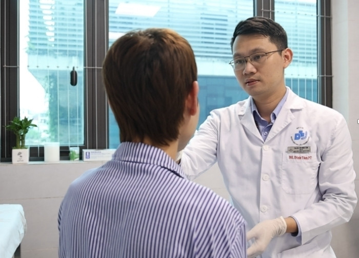Bác sĩ thăm khám cho bệnh nhân. (Ảnh: Thu Hương)