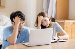 Vợ chồng đau đầu vì khoản phí phải đóng góp để giúp em vợ xây nhà. (Ảnh minh họa: iStock)