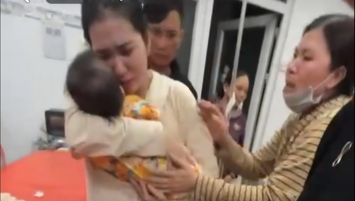 Hình ảnh được gia đình ghi lại khi cháu bé tử vong tại bệnh viện.