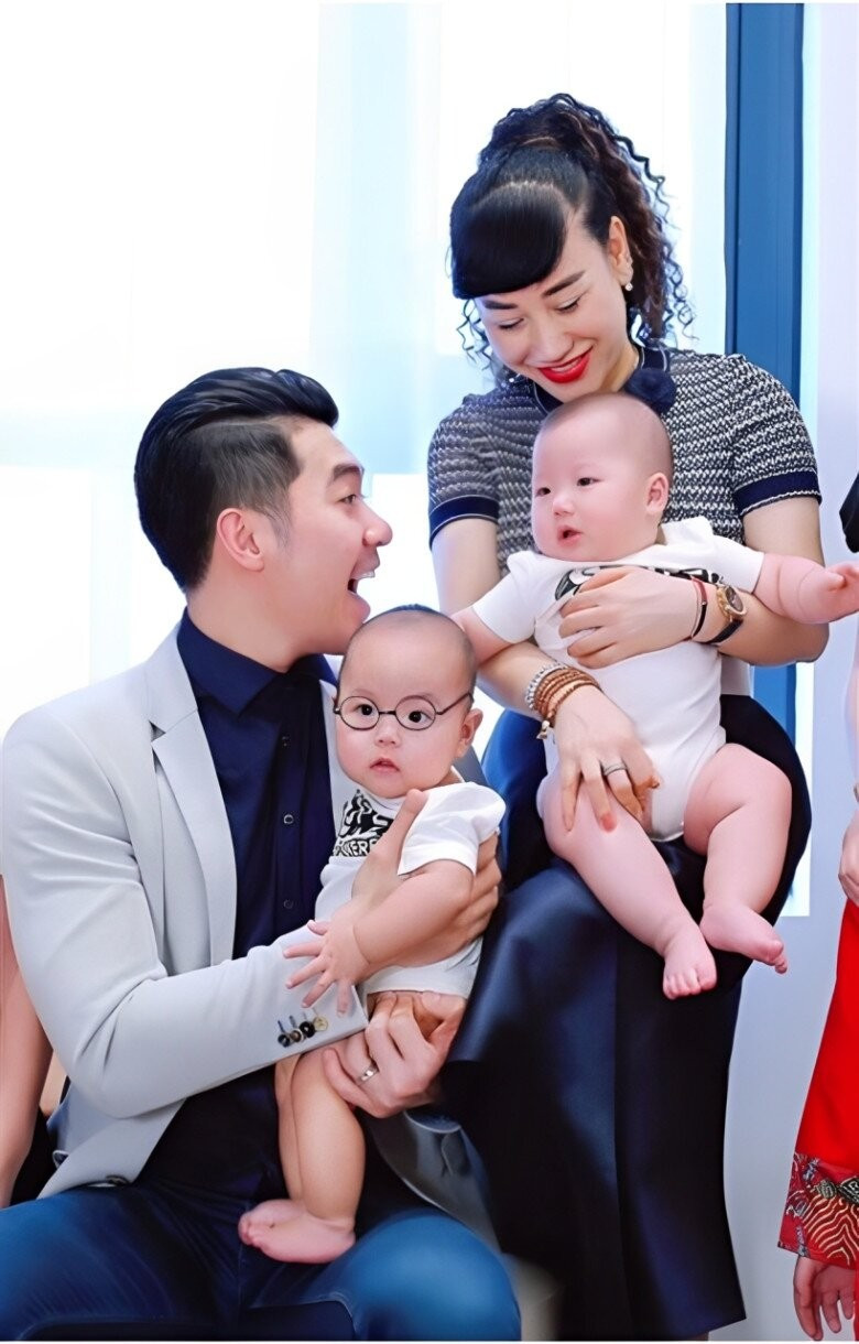 mon-qua-2010-dac-biet-danh-tang-vo-dai-gia-hon-15-tuoi-cua-nam-nghe-si-sn-1991-roi-showbiz-3-1792485964.jpg