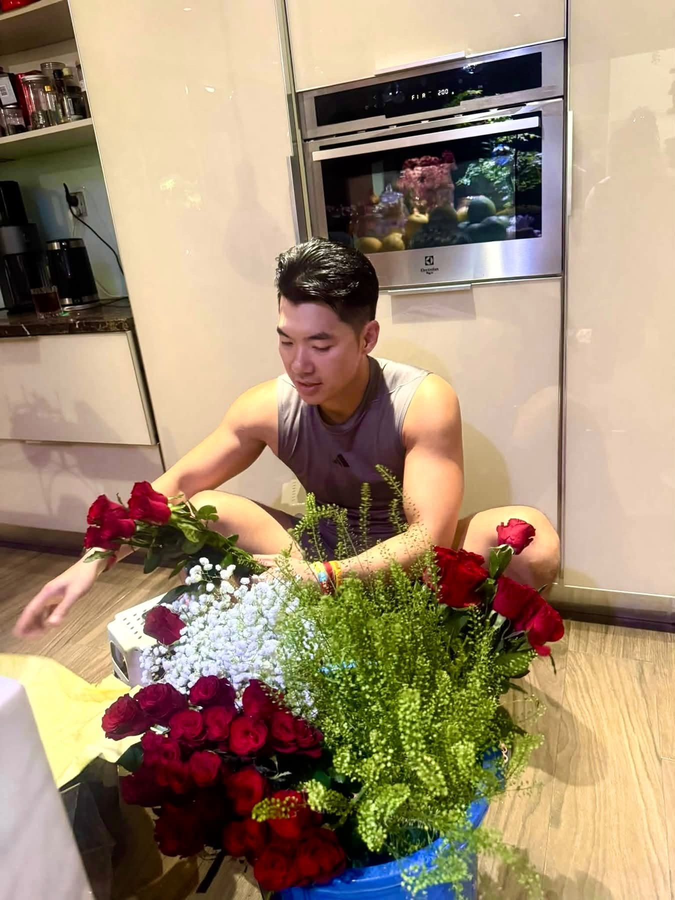 mon-qua-2010-dac-biet-danh-tang-vo-dai-gia-hon-15-tuoi-cua-nam-nghe-si-sn-1991-roi-showbiz-1-1792485964.jpg
