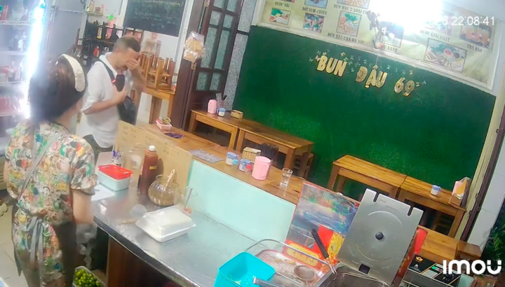 Du khách Nga xúc động chảy nước mắt khi nhận quà từ chủ quán Việt lúc nửa đêm插图 Anh Tây khóc khi nhận được món quà bất ngờ từ chủ quán. (Ảnh chụp màn hình)