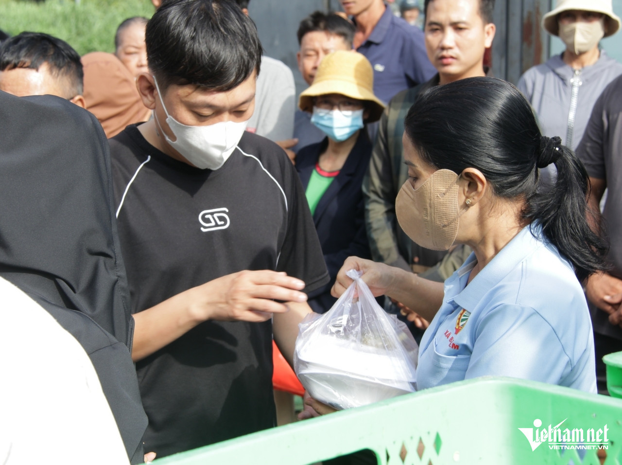 https://static-images.tintuconline.com.vn/vps_images_publish/00002/000012/2026/10/20/me-don-than-chay-xe-om-cong-nghe-9-nam-nau-com-tang-nguoi-ngheo-o-tphcm-1ddc8adcbd1f461492c4842335d0f631-33.jpg