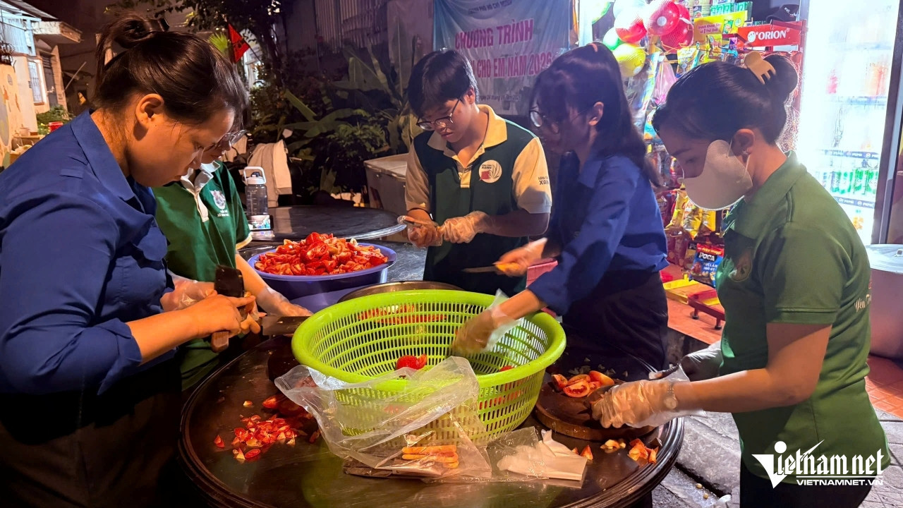 https://static-images.tintuconline.com.vn/vps_images_publish/00002/000012/2026/10/20/me-don-than-chay-xe-om-cong-nghe-9-nam-nau-com-tang-nguoi-ngheo-o-tphcm-81e26bcc89c84826808501664d72d393-40.jpg