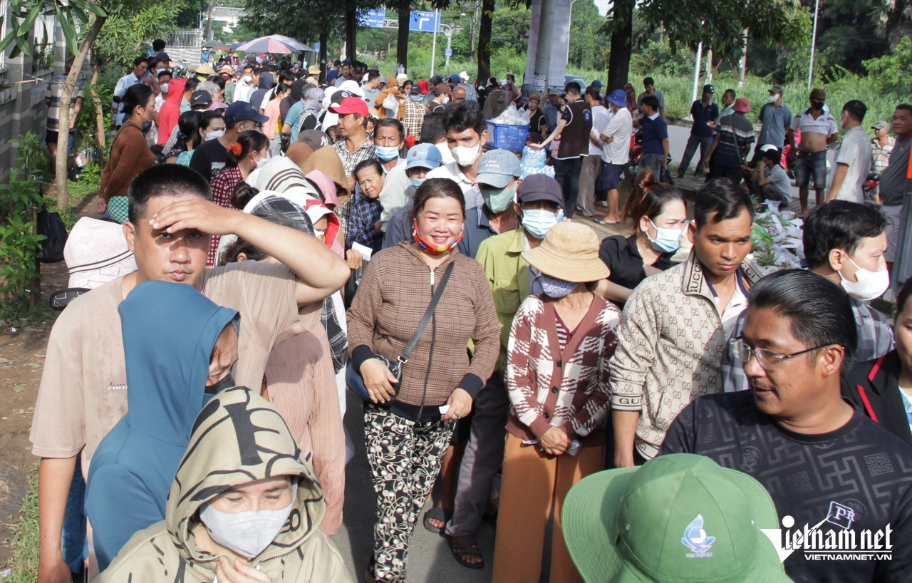 https://static-images.tintuconline.com.vn/vps_images_publish/00002/000012/2026/10/20/me-don-than-chay-xe-om-cong-nghe-9-nam-nau-com-tang-nguoi-ngheo-o-tphcm-9d3654ba4ccd477dbfb8de709f76b3b7-29.jpg