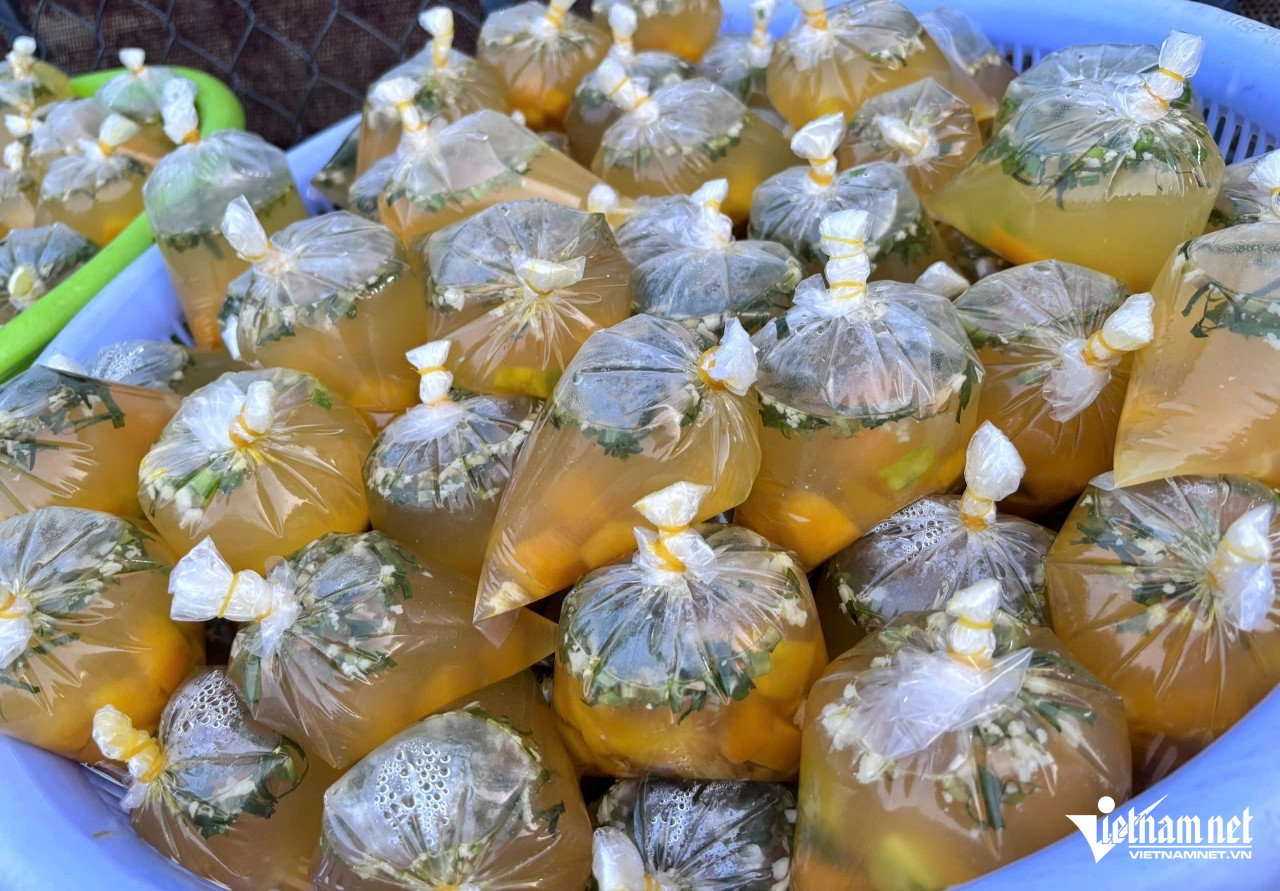 https://static-images.tintuconline.com.vn/vps_images_publish/00002/000012/2026/10/20/me-don-than-chay-xe-om-cong-nghe-9-nam-nau-com-tang-nguoi-ngheo-o-tphcm-9fbac304ca8441d5be75d3eef2651e35-39.jpg