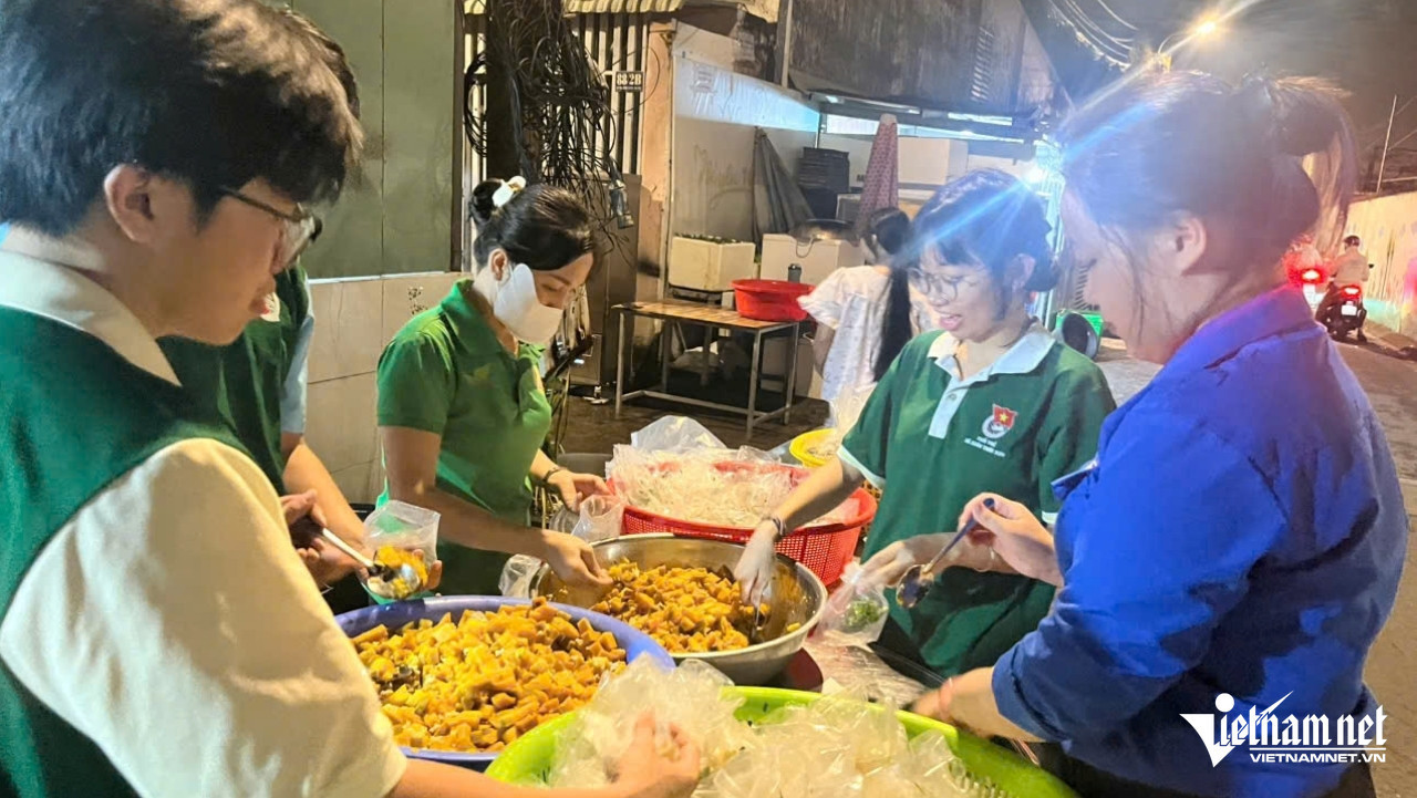 https://static-images.tintuconline.com.vn/vps_images_publish/00002/000012/2026/10/20/me-don-than-chay-xe-om-cong-nghe-9-nam-nau-com-tang-nguoi-ngheo-o-tphcm-d8c637cf06a14b79a221ce292e9daf8c-30.jpg