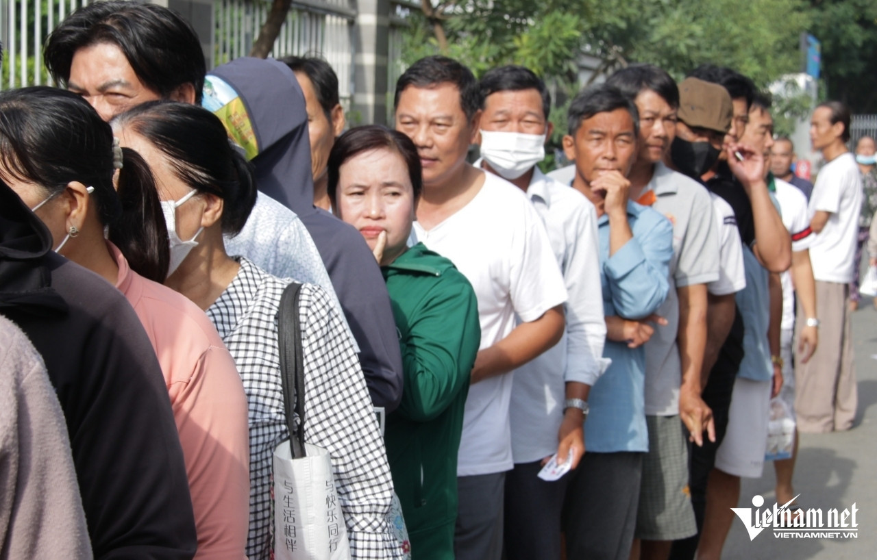 https://static-images.tintuconline.com.vn/vps_images_publish/00002/000012/2026/10/20/me-don-than-chay-xe-om-cong-nghe-9-nam-nau-com-tang-nguoi-ngheo-o-tphcm-e69483dda215443694429e8b145d231b-34.jpg
