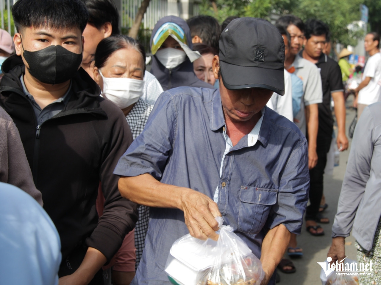 https://static-images.tintuconline.com.vn/vps_images_publish/00002/000012/2026/10/20/me-don-than-chay-xe-om-cong-nghe-9-nam-nau-com-tang-nguoi-ngheo-o-tphcm-ed65a80f3c284bdd87d61a0894336090-32.jpg