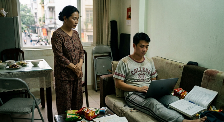 Em trai gặp việc nào cũng chê, trở thành kẻ ăn bám gia đình. (Ảnh minh họa: AI)