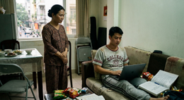 Em trai gặp việc nào cũng chê, trở thành kẻ ăn bám gia đình. (Ảnh minh họa: AI)