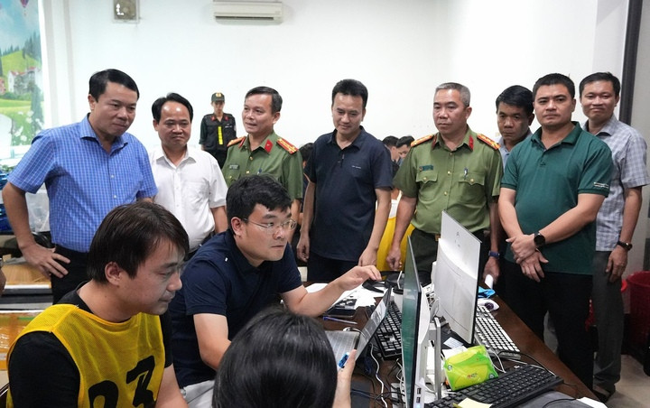 Lãnh đạo Công an tỉnh Thanh Hóa và Cục Cảnh sát hình sự Bộ Công an trực tiếp chỉ đạo tại hiện trường và làm việc với kẻ cầm đầu đường dây lừa đảo xuyên quốc gia. (Ảnh: Công an Thanh Hóa)
