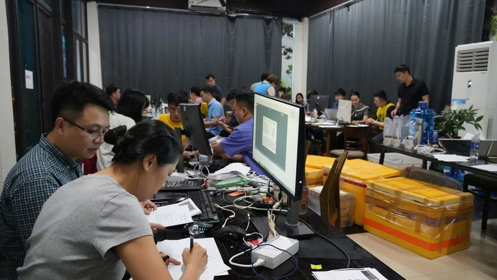 Máy móc, thiết bị các đối tượng sử dụng hoạt động phạm tội. (Ảnh: Công an Thanh Hoá)