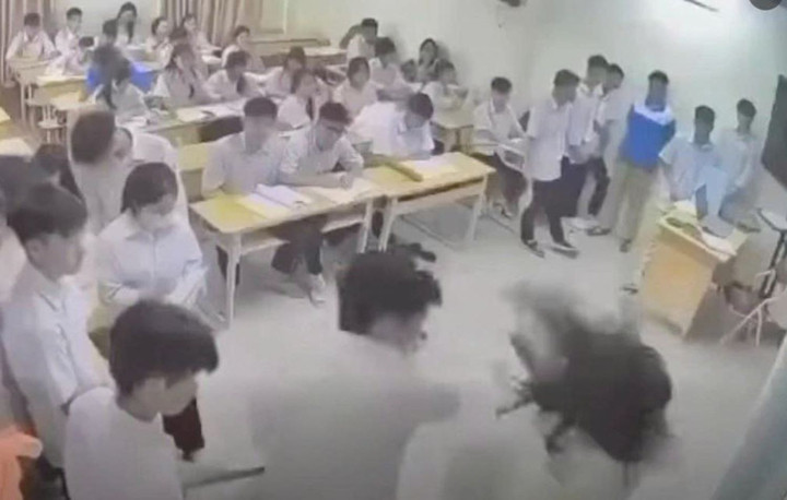 Nam sinh lao lên đánh cô giáo ngay trong lớp học (Ảnh cắt từ clip)