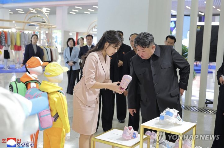 Ông Kim Jong Un và con gái thăm triển lãm thời trang ở Triều Tiên. (Ảnh: Yonhap)