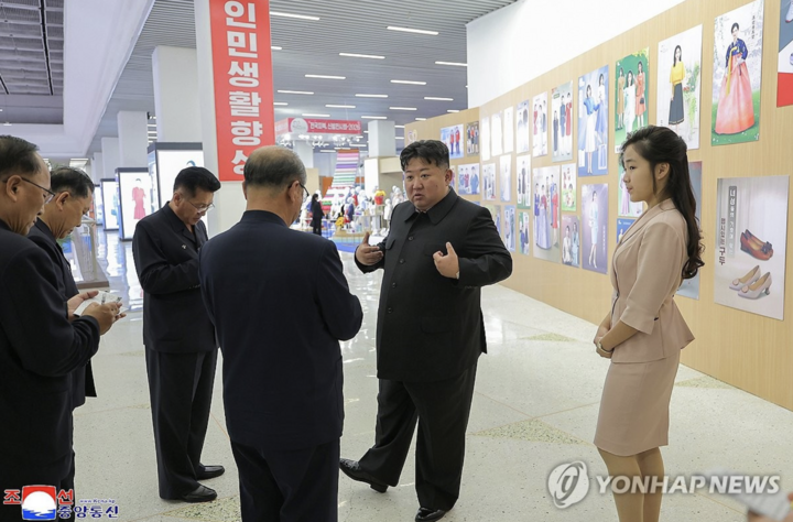 Ông Kim Jong Un và con gái thăm triển lãm thời trang ở Triều Tiên. (Ảnh: Yonhap)
