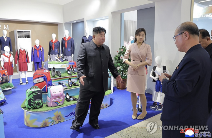 Ông Kim Jong Un và con gái thăm triển lãm thời trang ở Triều Tiên. (Ảnh: Yonhap)