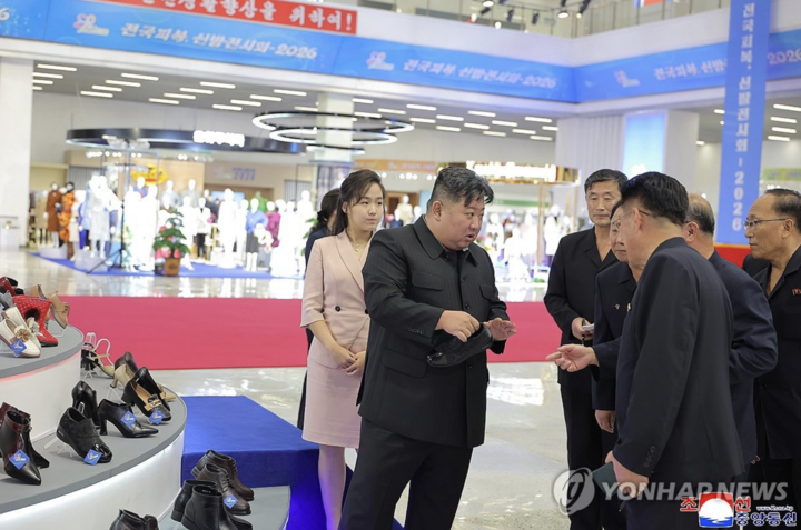 Ông Kim Jong Un và con gái thăm triển lãm thời trang ở Triều Tiên. (Ảnh: Yonhap)