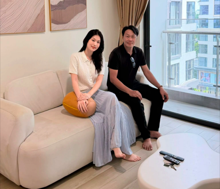 Hoa hậu Thiên Ân: Nữ chính phim dẫn đầu phòng vé, sở hữu nhà riêng ở tuổi 26插图10 Tháng 7/2026, Thiên Ân chia sẻ việc mua được căn nhà đầu tiên. Trên trang cá nhân, cô đăng ảnh chụp cùng cha trong căn hộ mới, bày tỏ niềm vui khi hoàn thành mục tiêu có một mái nhà để đón cha về ở cùng.
