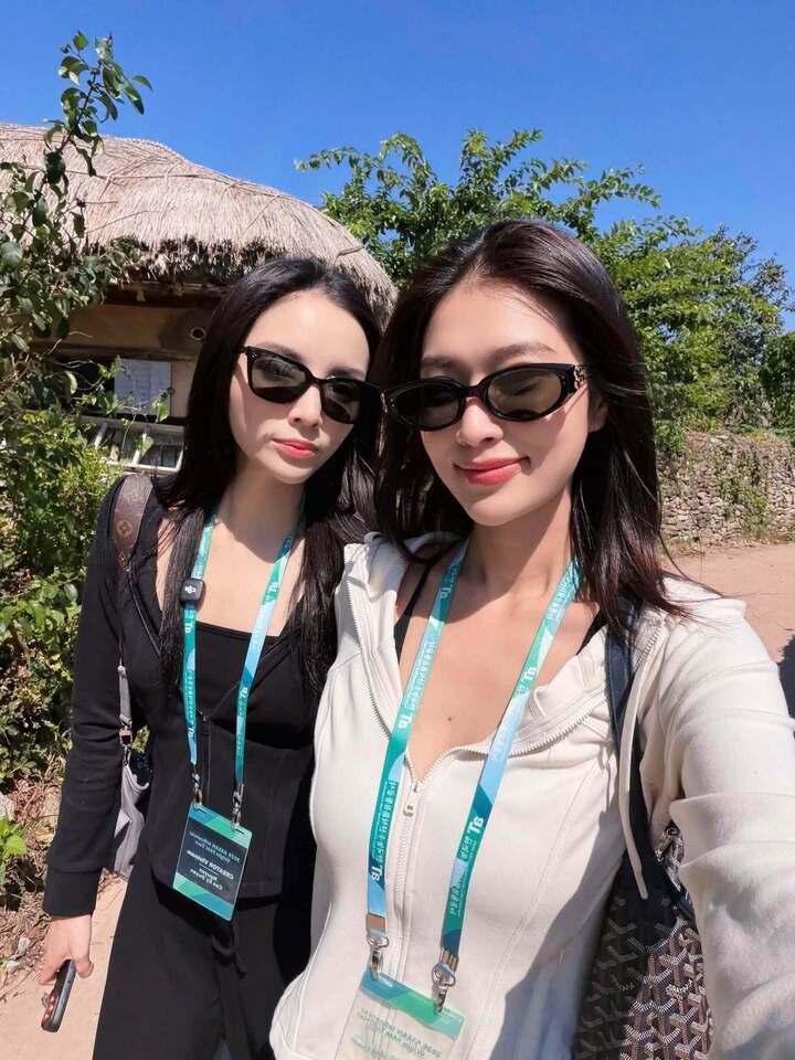 Hoa hậu Thiên Ân: Nữ chính phim dẫn đầu phòng vé, sở hữu nhà riêng ở tuổi 26插图11 Bên cạnh công việc, mối quan hệ giữa Thiên Ân và Hoa hậu Kỳ Duyên cũng được khán giả quan tâm. Hai người thường xuyên xuất hiện cùng nhau tại sự kiện, đi du lịch, ăn uống và chia sẻ khoảnh khắc đời thường trên mạng xã hội. Họ còn gọi nhau bằng những biệt danh thân mật là “Bơ” và “Bột”.