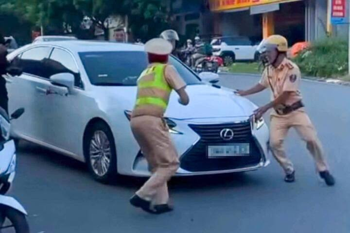Nữ tài xế lên xe bỏ chạy khi lực lượng chức năng đang kiểm tra. (Ảnh: Chụp màn hình)