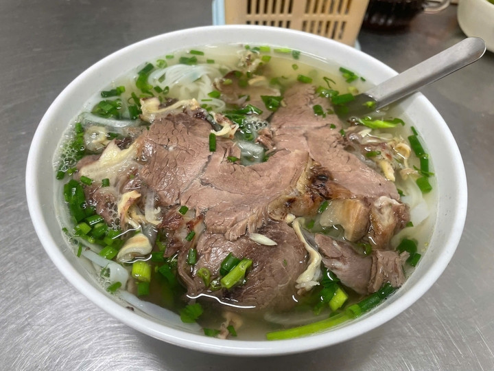 Một bát phở nóng hổi với làn khói nghi ngút là lựa chọn quen thuộc của nhiều người để bắt đầu ngày mới. (Ảnh: Như Loan)