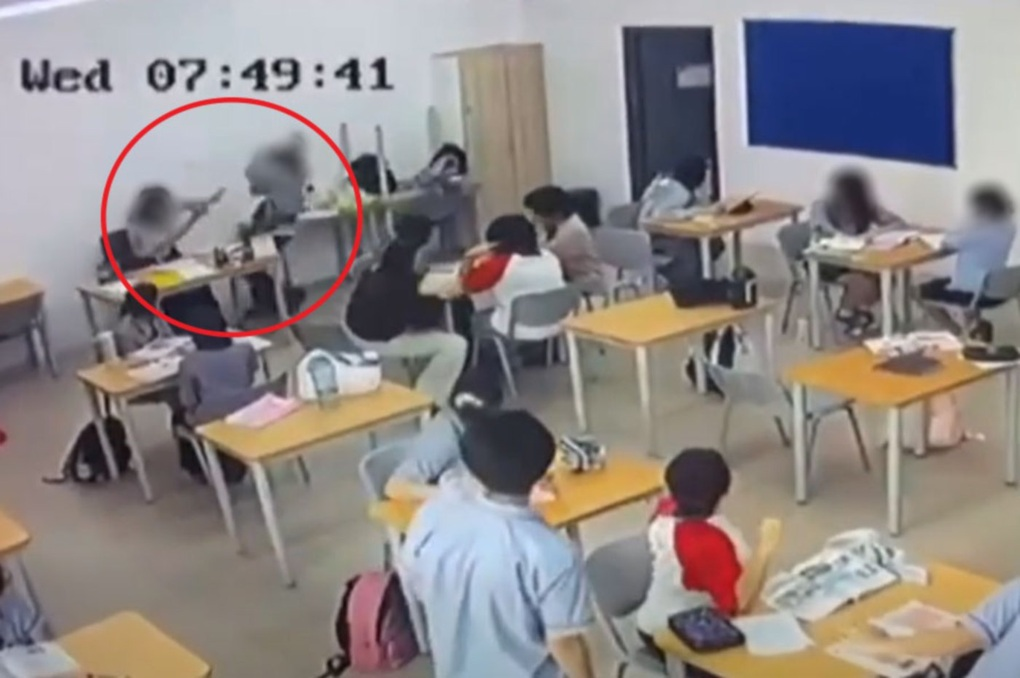 Bắt giữ nam sinh 16 tuổi dùng rìu tấn công giáo viên ở Malaysia: Đoạn video dài 12 phút 6 giây ghi lại gì?插图 bat-giu-nam-sinh-16-tuoi-dung-riu-tan-cong-giao-vien-doan-video-dai-12-phut-6-giay-ghi-lai-gi-sdpl-1792677337.png