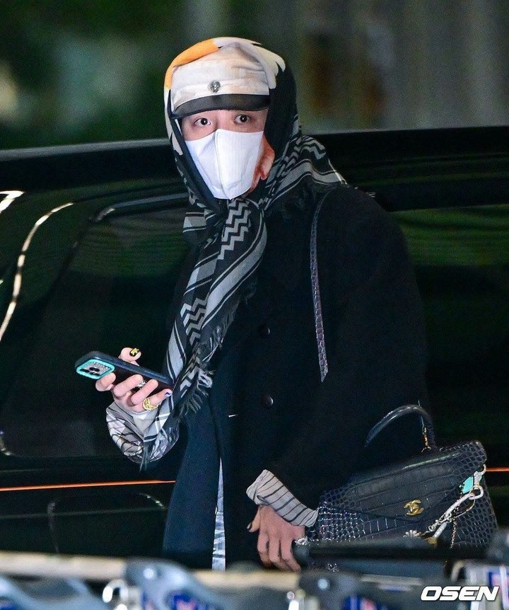 G-Dragon tại sân bay Incheon.