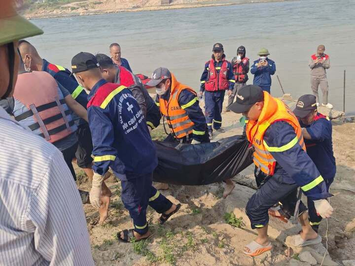 Lực lượng chức năng tìm thấy thi thể người mẹ.