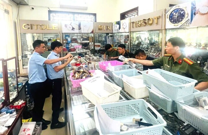Lực lượng chức năng kiểm tra cửa hàng kinh doanh đồng hồ giả nhãn hiệu nổi tiếng