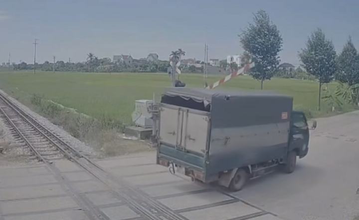 Tài xế Nguyễn.X.P. vẫn cố tình điều khiển ô tô vượt đường ngang khi tín hiệu đèn đỏ đã bật sáng.