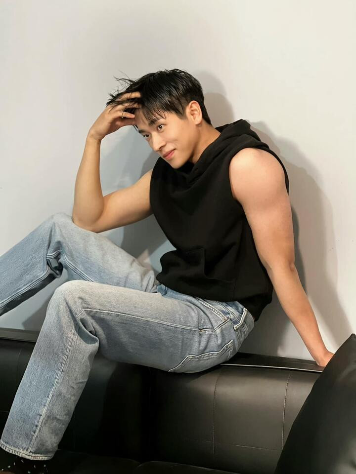 Trước khi trở thành gương mặt được chú ý của màn ảnh Hoa ngữ, Thừa Lỗi từng theo học chuyên ngành Thiết kế Môi trường tại Học viện Mỹ thuật Hà Bắc, Trung Quốc.