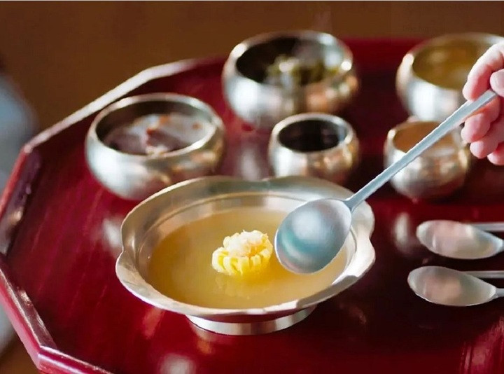 Đồ dùng ăn uống của người Hàn thường làm từ kim loại.