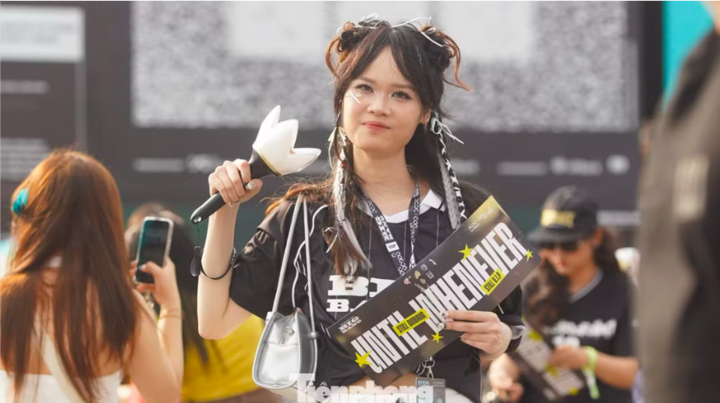 Nhiều khán giả từ TPHCM hâm mộ BIGBANG hơn 10 năm qua, nói lý do chi cả chục triệu đồng tới xem concert vì đây là cơ hội hiếm có.