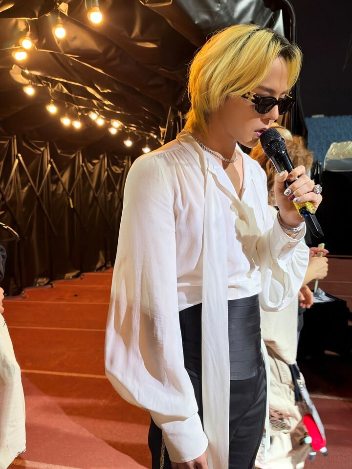 Ê-kíp G-Dragon chia sẻ loạt hình ảnh hậu trường tại Hà Nội với chú thích “HANOI DAY01”.