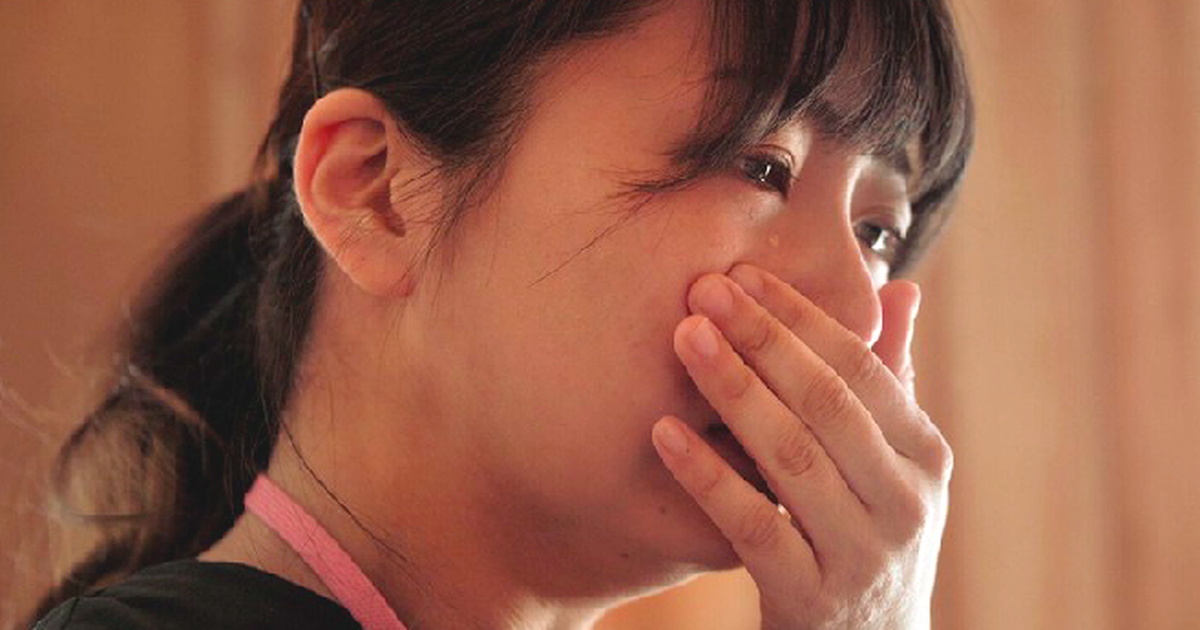 Vừa đưa mẹ đơn thân về xin cưới, con trai đã khiến bố đứng không vững khi người phụ nữ ngẩng mặt lên插图1