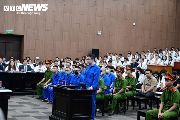 Khoảng gần 9h ngày 26/10, HĐXX TAND TP Hà Nội bắt đầu phần thủ tục, xét hỏi nhân thân Phó Đức Nam (SN 1994, còn gọi là Mr Pips) cùng các bị cáo.