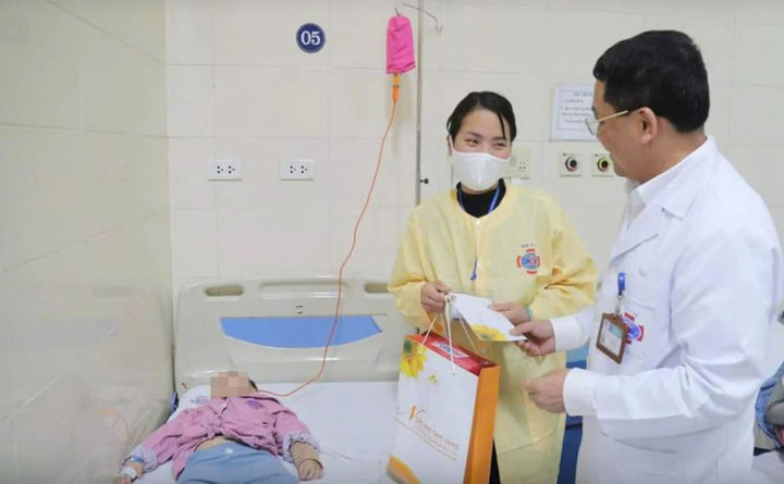 Thăm hỏi, hỗ trợ bệnh nhân có hoàn cảnh gặp khó khăn là một trong những cách để động viên tinh thần bệnh nhân cùng người nhà (Ảnh: PNVN)