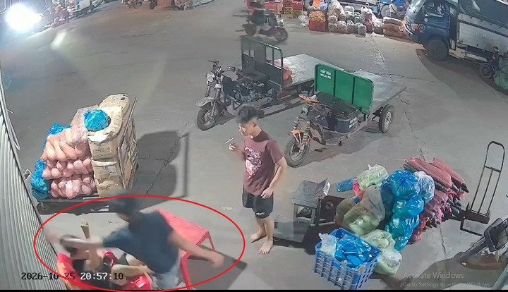 Hình ảnh ghi lại người đàn ông đá thẳng vào mặt một thanh niên đang ngồi trong chợ Minh Thành (phường Đông Mai). (Ảnh cắt từ clip)