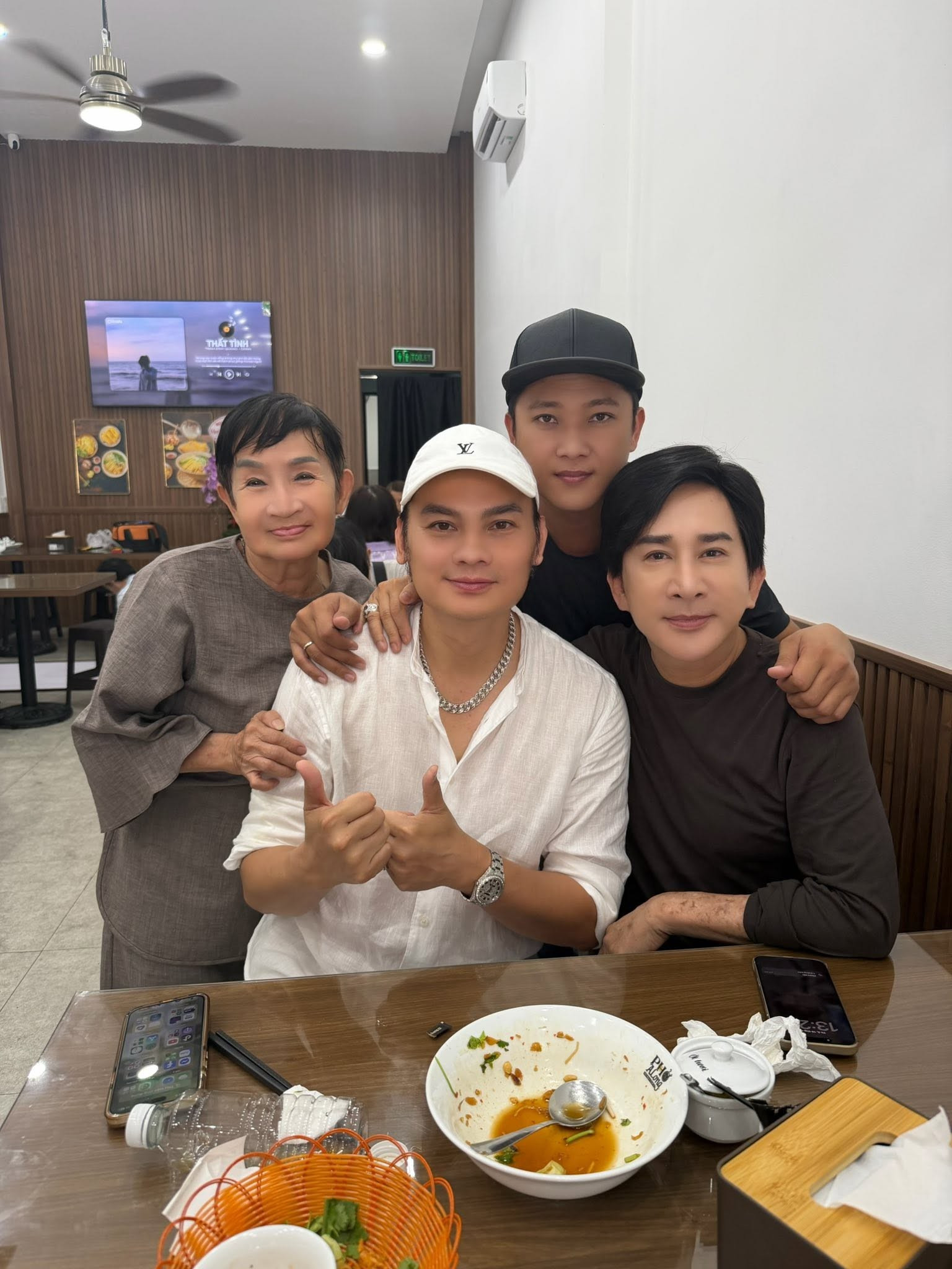 Từng có hàng nghìn cây vàng trong tay, nam nghệ sĩ 3 đời vợ nay bán phở bình dân tại TP.HCM插图1 tung-co-1000-cay-vang-trong-tay-nam-nghe-si-3-doi-vo-nay-ban-pho-binh-dan-tai-tphcm-2-1792641298.jpg