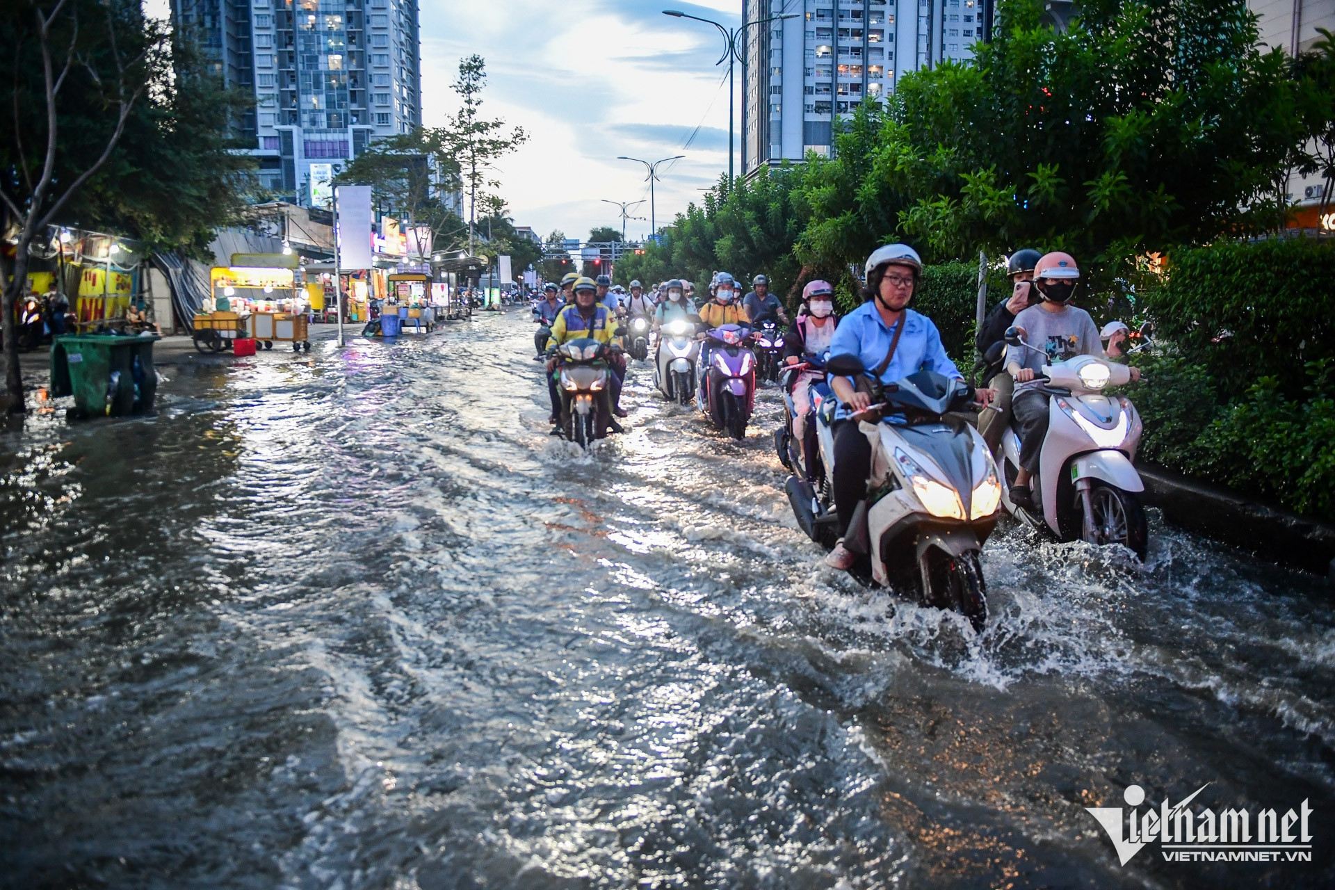 W-triều cường TPHCM   Nguyễn Huế 4.jpg