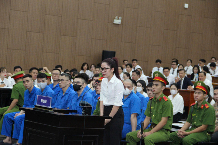 Bị cáo Nguyễn Thanh Tâm, bạn gái Mr Pips tại tòa.