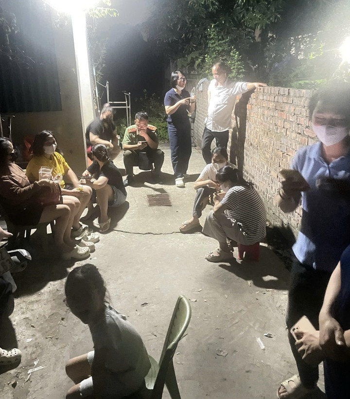 Phụ huynh túc trực chờ ở cửa kho yêu cầu kiểm tra nguồn gốc thực phẩm tối 27/10.