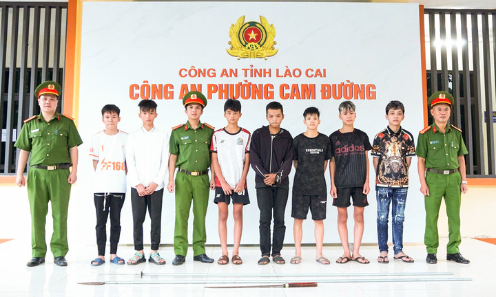 Nhóm thanh niên tại cơ quan công an. (Ảnh: Công an tỉnh Lào Cai)