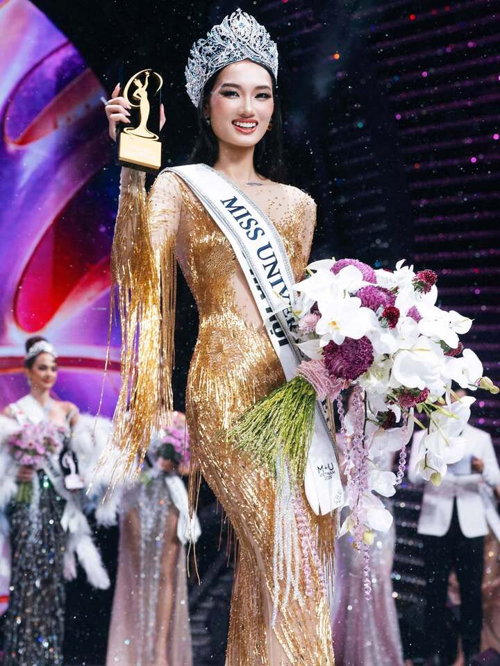 Vượt qua 27 người đẹp, Nguyễn Quỳnh Anh đăng quang Miss Universe Vietnam 2026 đêm 2/10. Chiến thắng này đánh dấu màn trở lại của cô sau hai năm giành danh hiệu Á hậu 1 tại chính cuộc thi này.