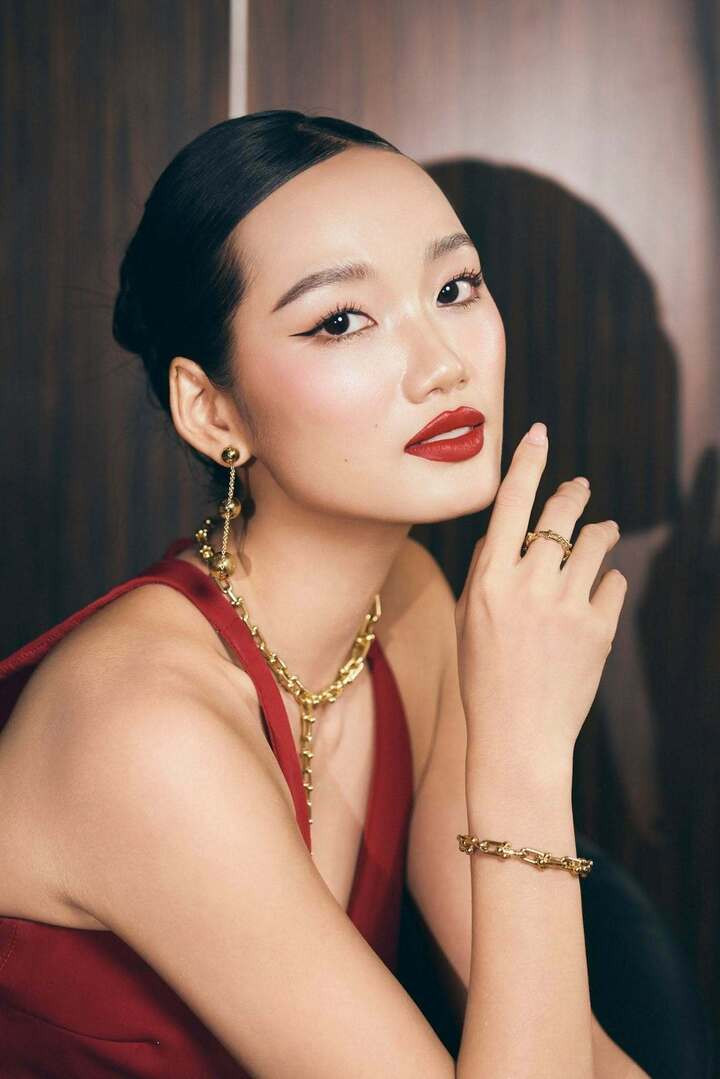 Không chỉ hoạt động trên sàn diễn, cô còn đảm nhận vai trò huấn luyện viên tại Model Kid Vietnam, chia sẻ kinh nghiệm và hướng dẫn các người mẫu nhí.
