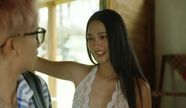 Quỳnh Anh cũng từng làm diễn viên. Cô vào vai Thanh Hương trong phim “Lời hứa đầu tiên” phát trên sóng giờ vàng VTV đầu năm 2026.