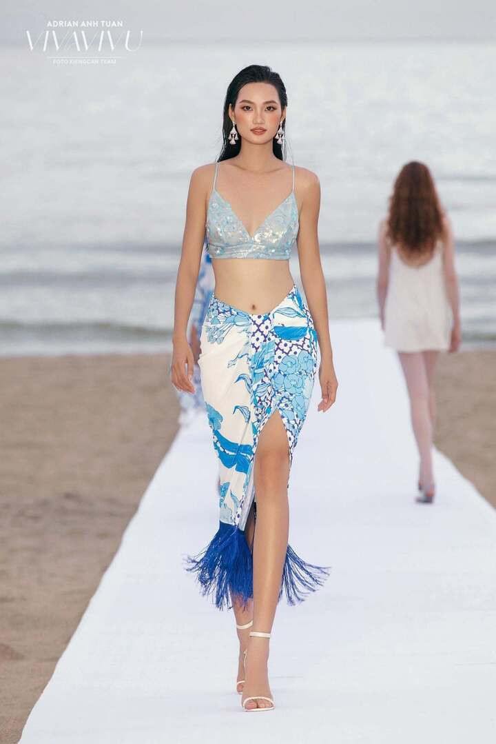 Sau khi có danh hiệu Á hậu, Quỳnh Anh trở thành cái tên đắt show thời trang trong nước. Với sắc vóc nổi trội, cô được nhiều nhãn hàng, nhà thiết kế lựa chọn.